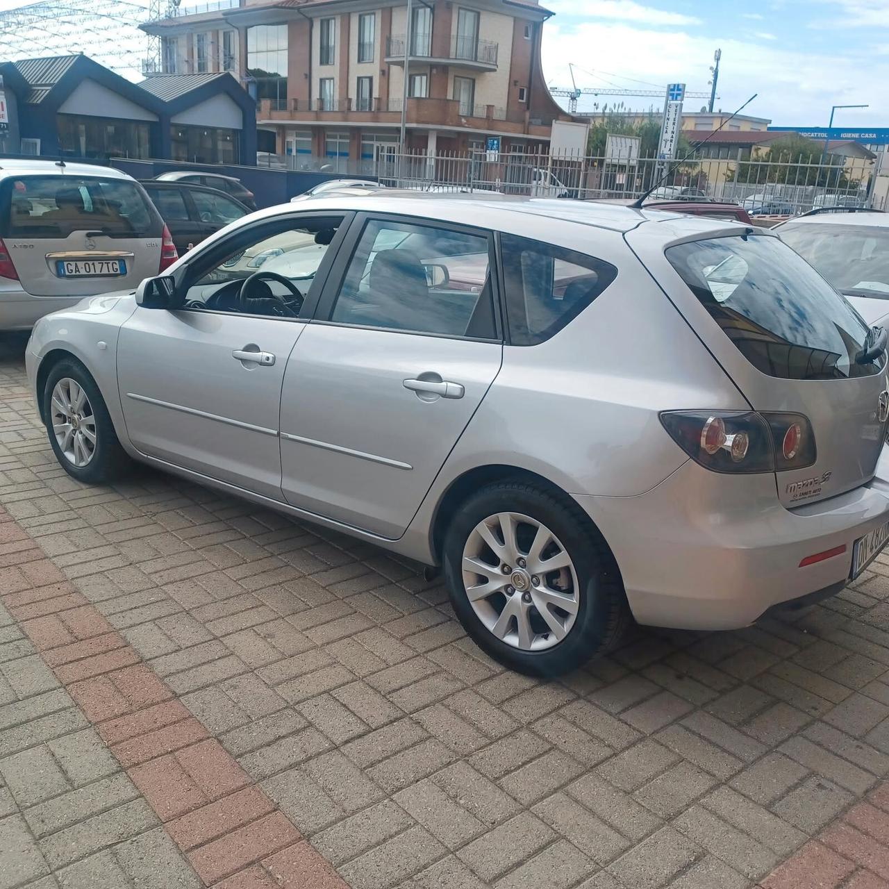 110.118 MAZDA 3 SEMBRA NUOVA OK NEOPATENTATI