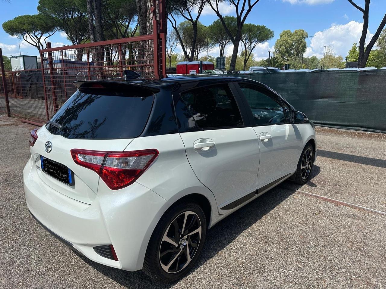 Toyota Yaris 1.5 5 porte Lounge sport full optional Kamera navi PDC led cerchi in lega garanzia 24 mesi