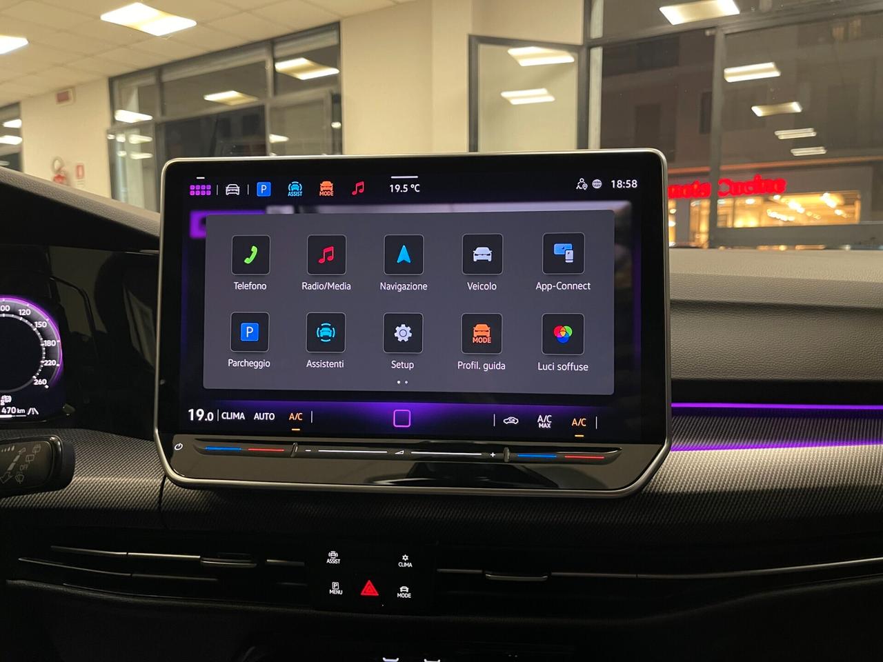 Nuova Volkswagen Golf 8.5 R-Line 2.0 TDI 150cv DSG