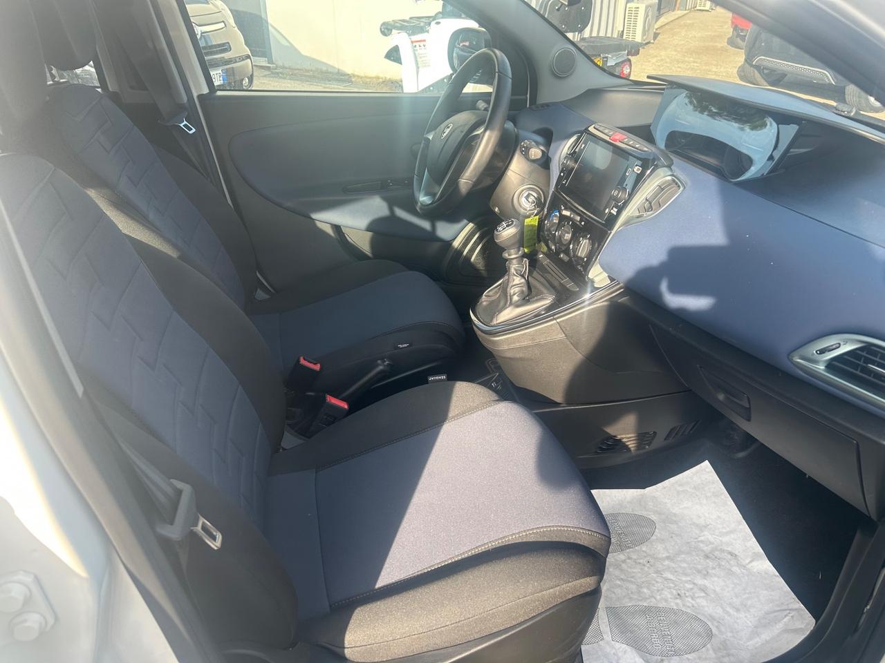 Lancia Ypsilon 1.0 FireFly 5 porte S&S Hybrid Platino
