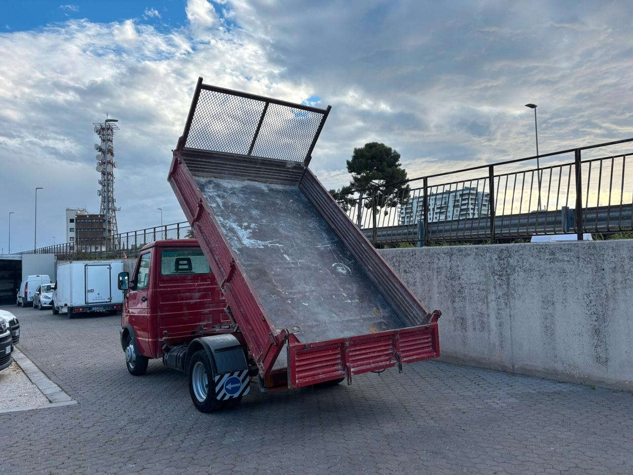 Iveco Daily 35.8 Ribaltabile Trilaterale – Affidabile e Pronto al Lavoro