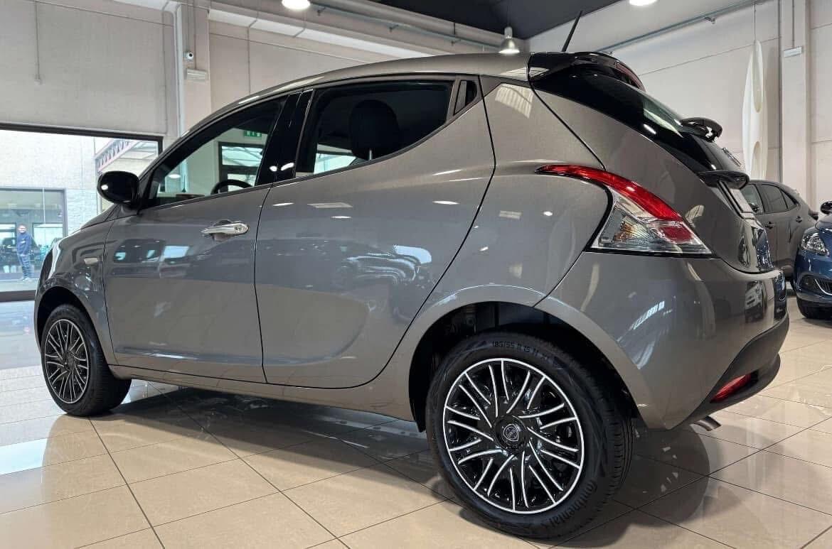 LANCIA YPSILON 1.0 70 CV HYBRID AUTO A NOLEGGIO CON KM ILLIMITATI