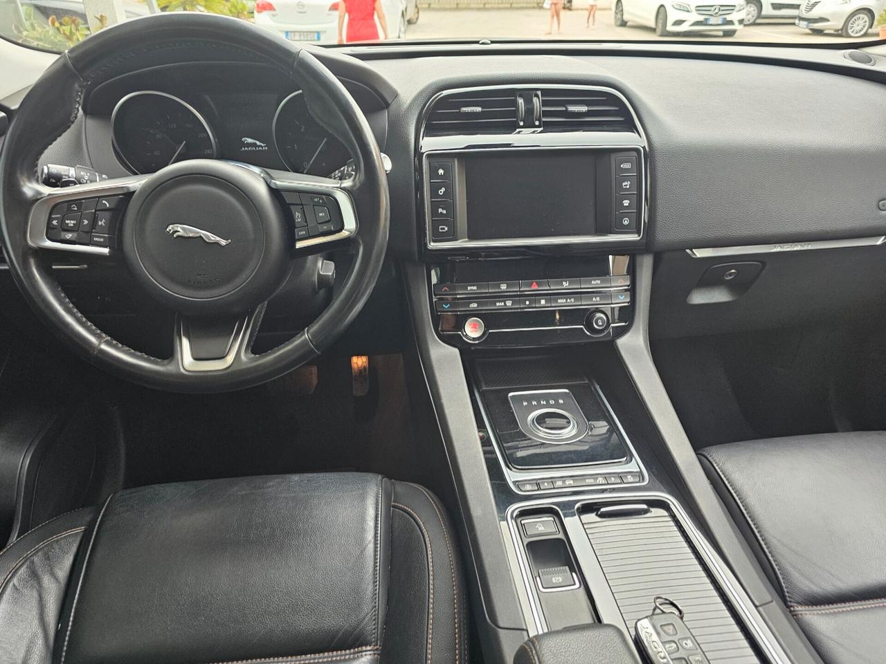 Jaguar F-Pace 2.0 D 180 CV AWD Prestige