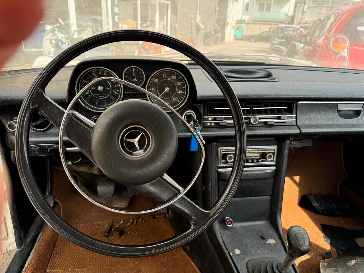 Mercedes-benz 200 Mercedes-Benz 200 D (W115) – Anno 1972