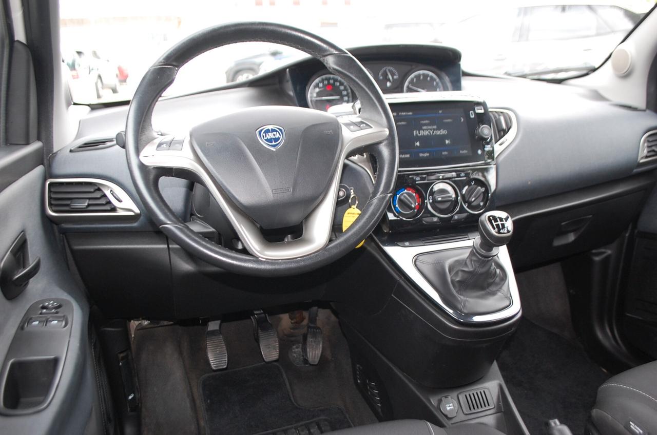 Lancia Ypsilon 1.0 firefly hybrid Gold Plus S&S Uff Italy USB