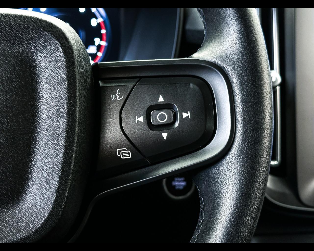 VOLVO XC40 (2017-->) - XC40 T2 Essential