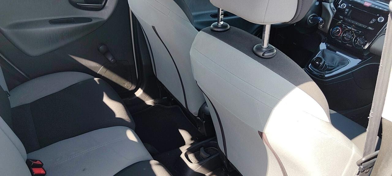 Lancia Ypsilon 0.9 TwinAir 85 CV 5 porte Metano Ecochic Silver