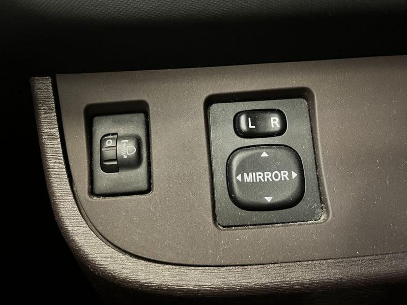 Toyota iQ iQ 1.0 cvt (multidrive)