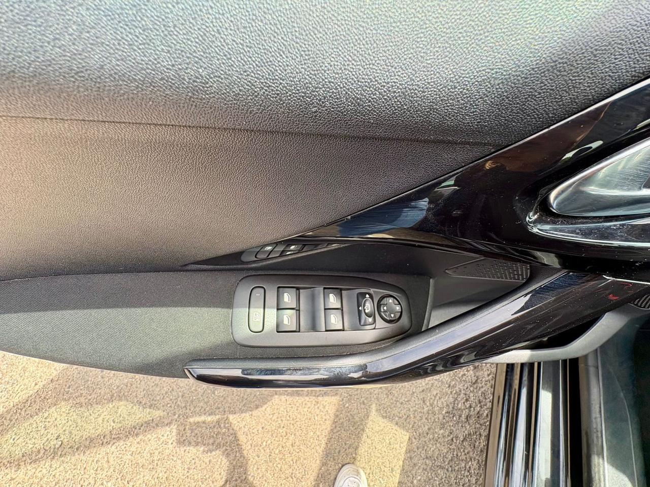 Peugeot 208 Allure 1.6 Blue HDI 75 #10654