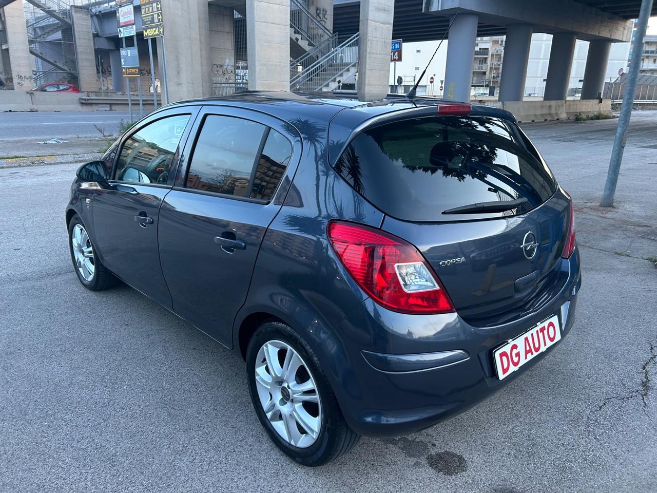 Opel Corsa 1.2 benzina 85 cavalli 2011