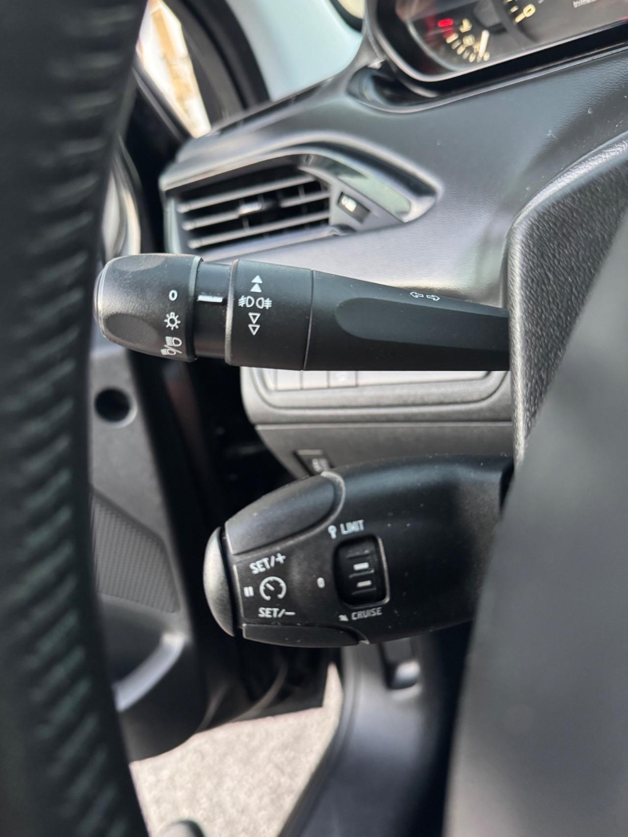 Peugeot 208 1.2 allure 82 5 porte FINANZIABILE