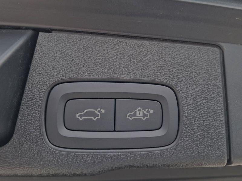 Volvo XC60 B4 197+12 CV Automatica Mild Hybrid Plus Dark