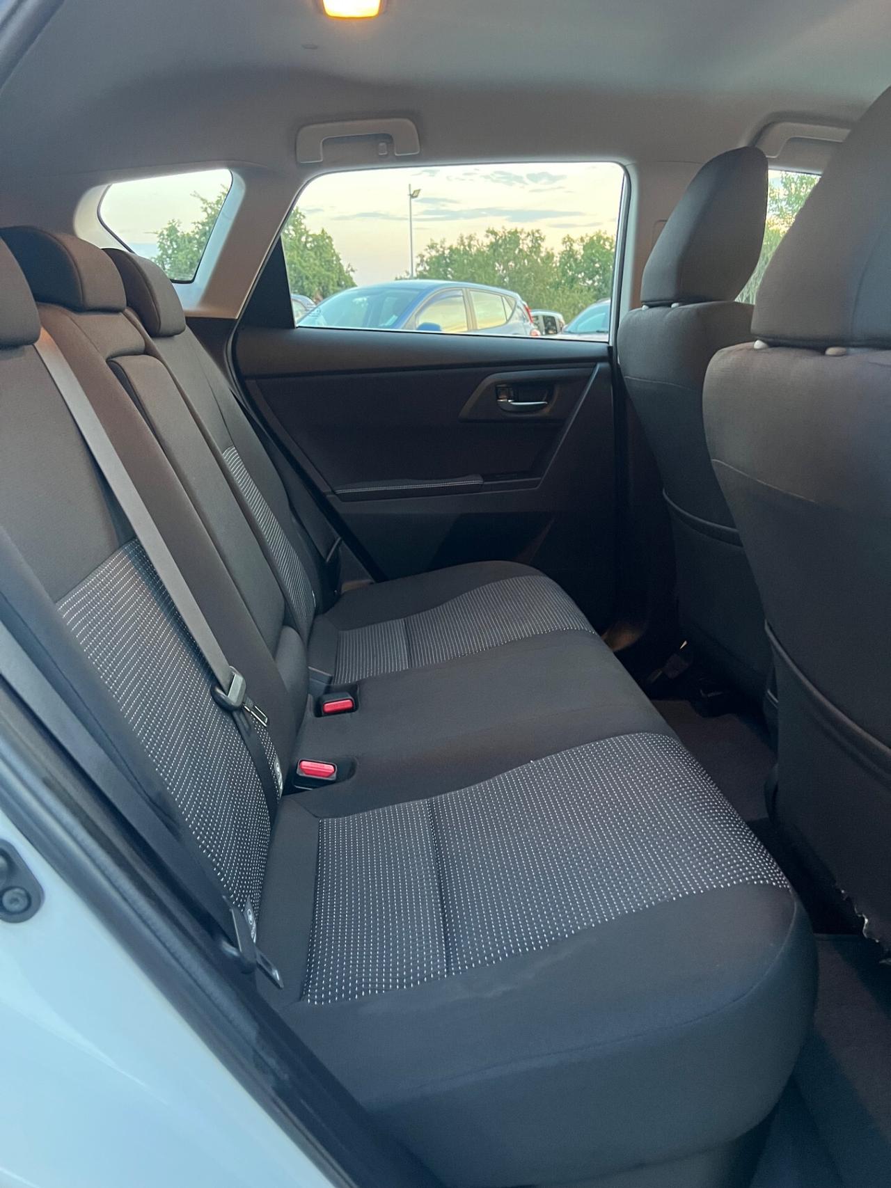 Toyota Auris Hybrid Automatica Permute Rate