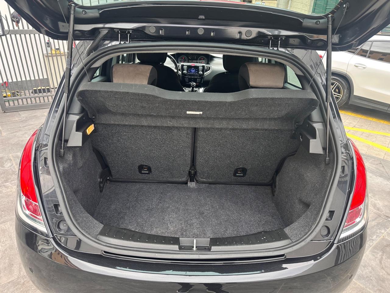 Lancia Ypsilon 1.2 69 CV 5 porte Unyca