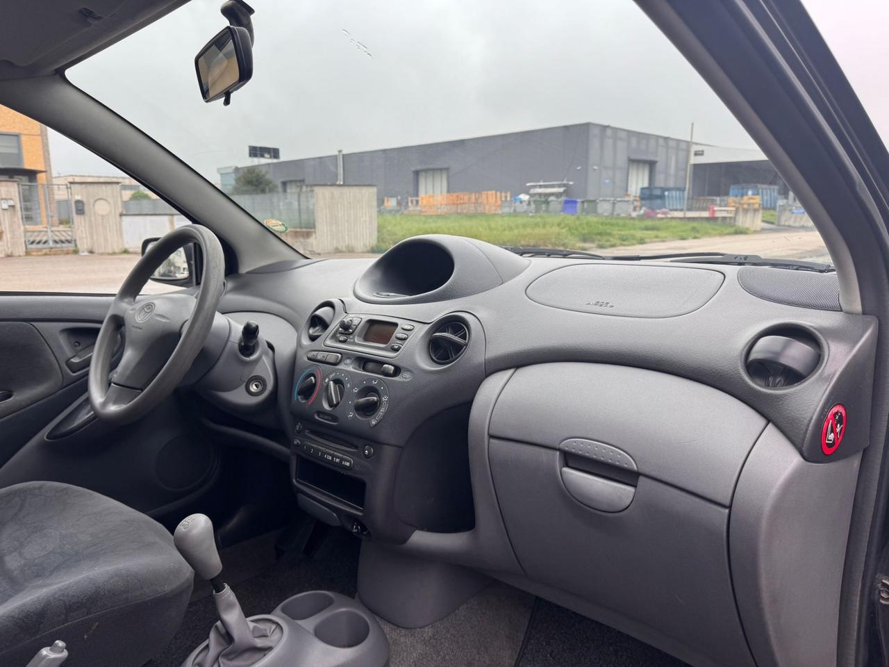 Toyota Yaris 1.0i 16V cat 5 porte Sol