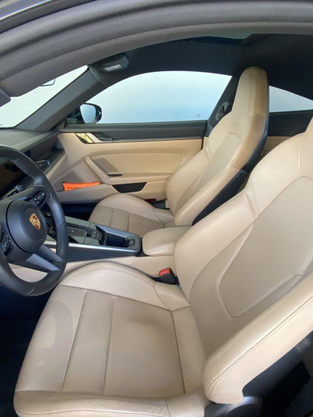 PORSCHE 911 Carrera 4
