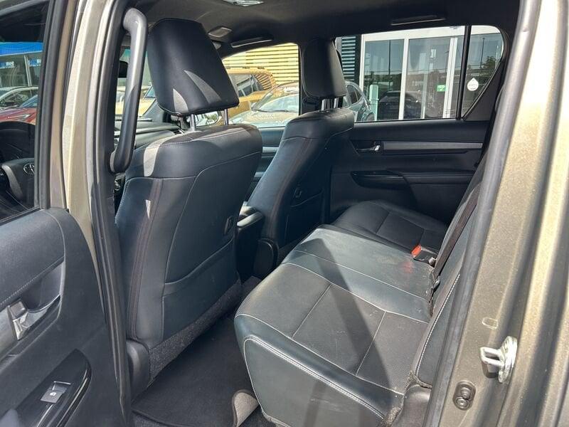 Toyota Hilux 2.4 D-4D A/T 4WD 4 porte Double Cab Invincible IVA ESPOSTA COMPRESA