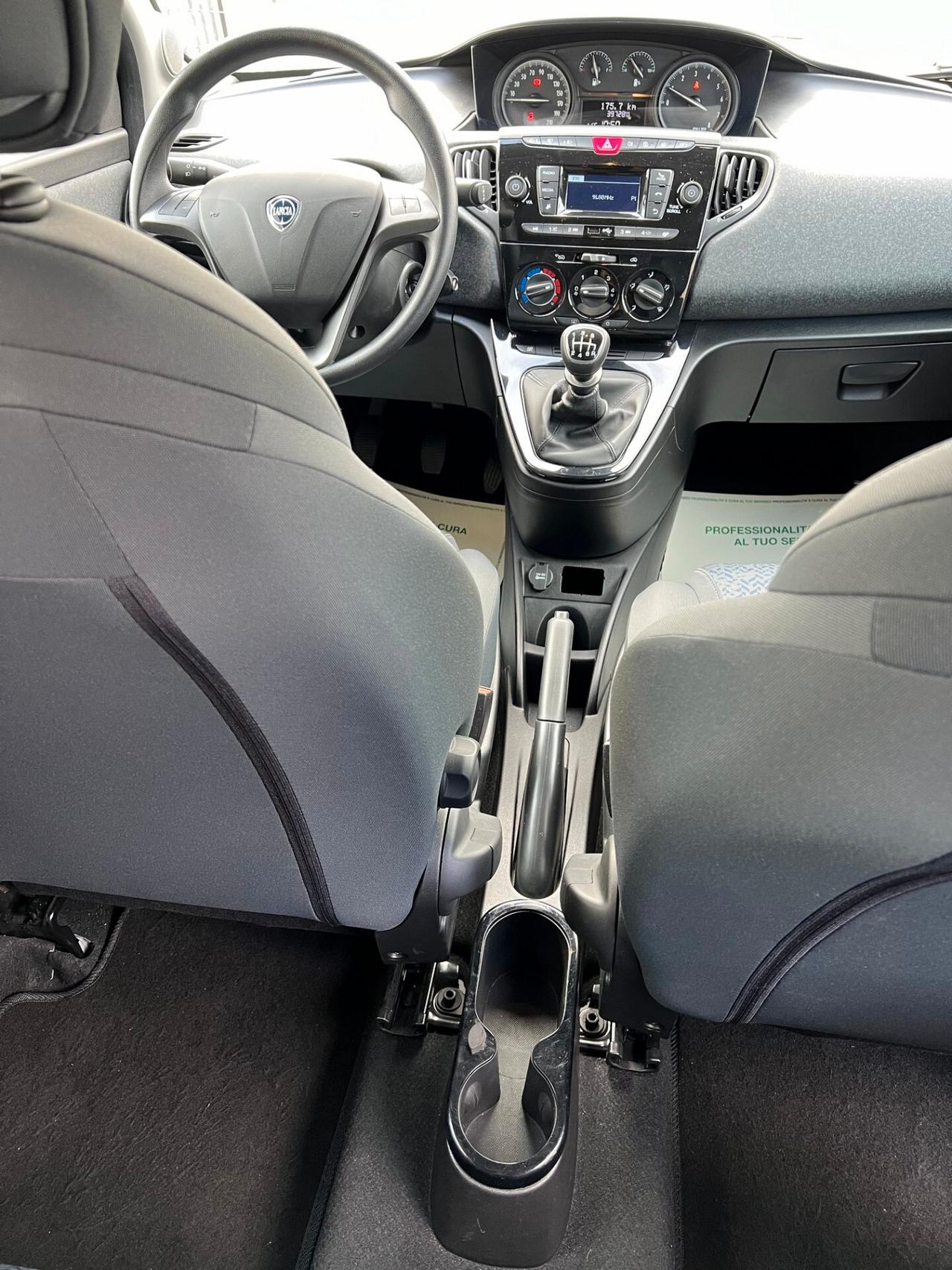Lancia Ypsilon 1.0 FireFly 5 porte S&S Hybrid Ecochic Silver anche NEOPATENTATI