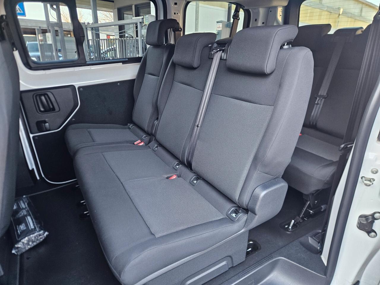 Noleggio 9 posti Peugeot Expert BlueHDi 180 S&S EAT8