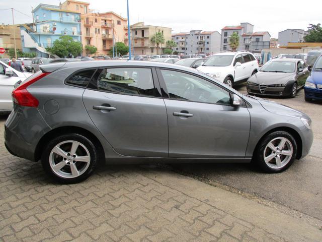 VOLVO V40 D2 Geartronic Momentum R Design