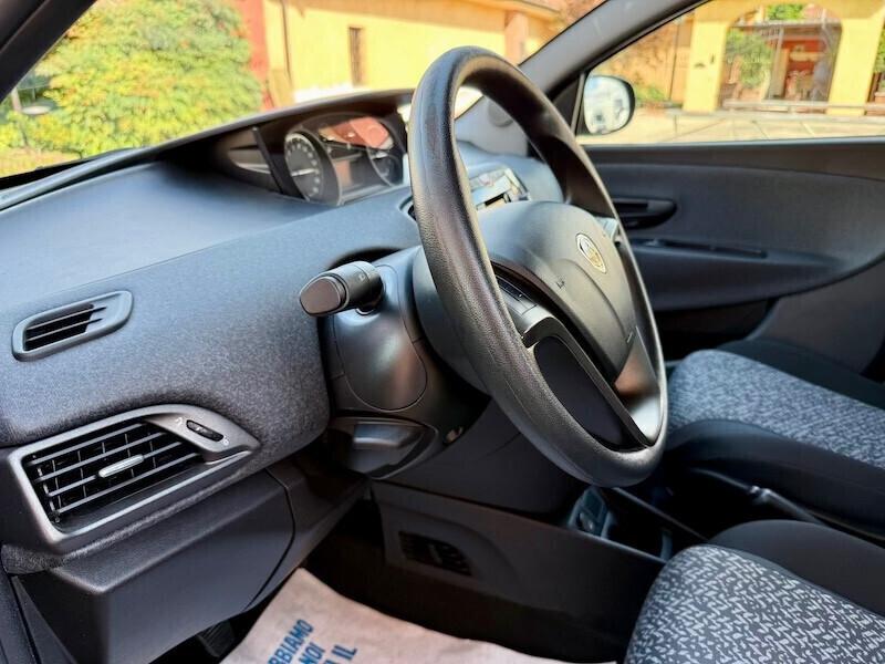 Lancia Ypsilon 1.0 FireFly 5 porte S&S Hybrid Ecochic Silver