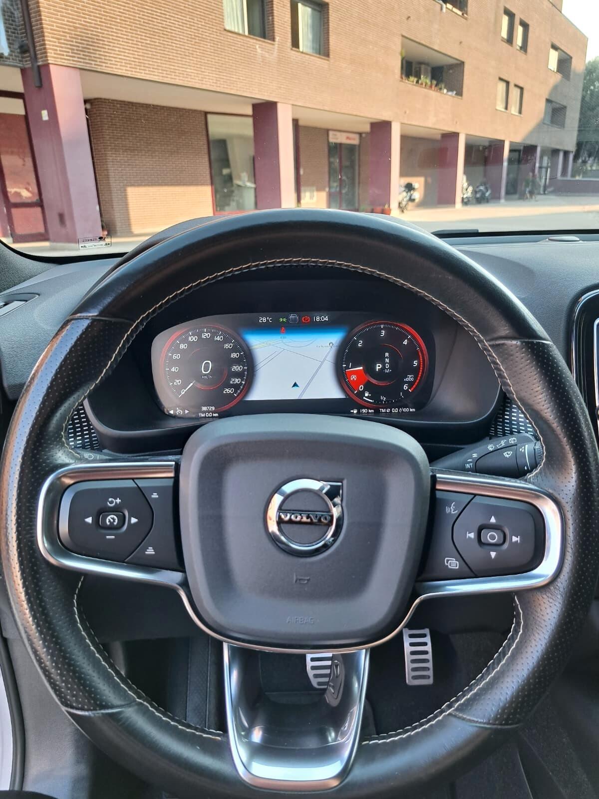 Volvo XC40 D3 R-design AUTOMATICA UNICO PROP: km. 38700 CERTIFICATI