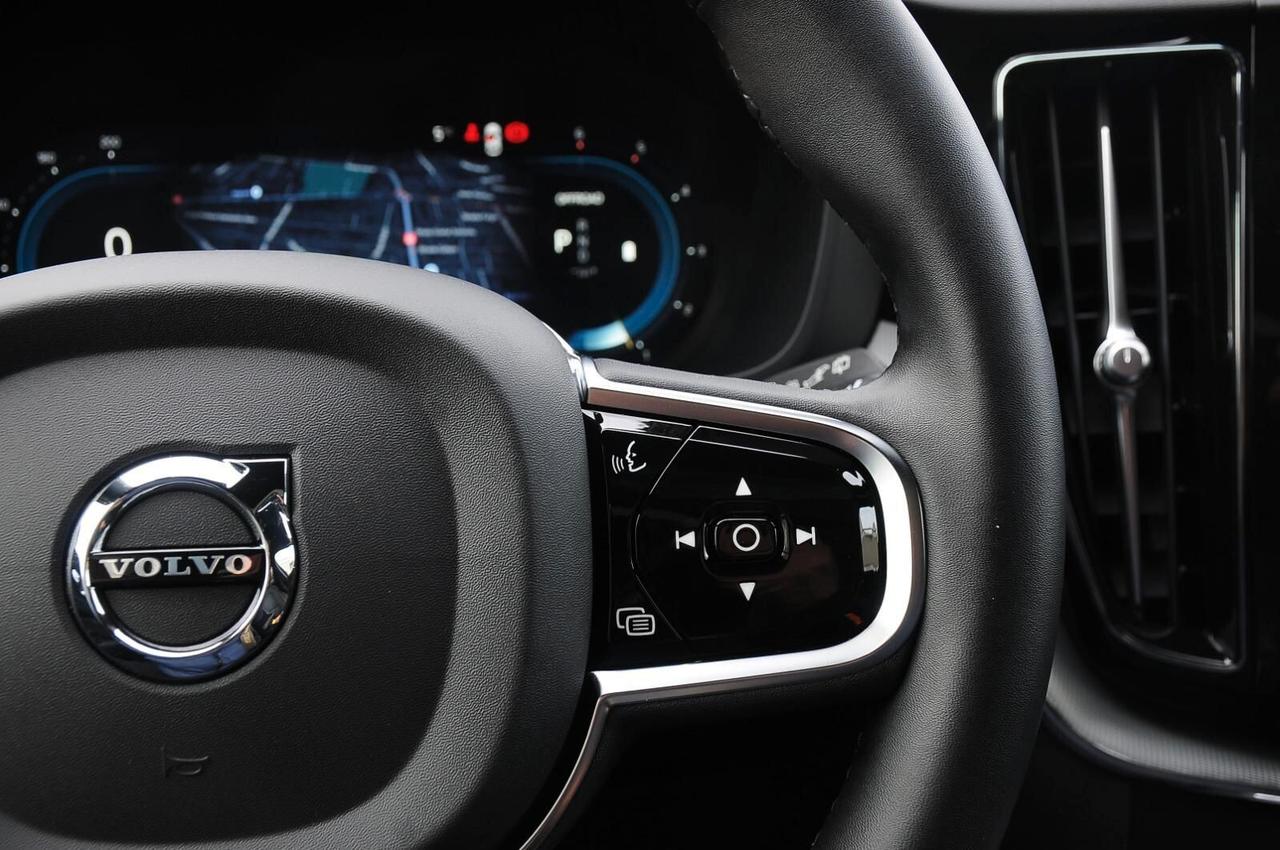 Volvo XC 60 XC60 B4 (d) AWD automatico Plus Dark