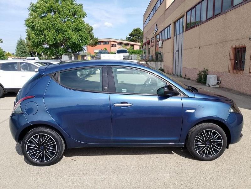 Lancia Ypsilon 1.0 FireFly 5 porte S&S Hybrid Silver