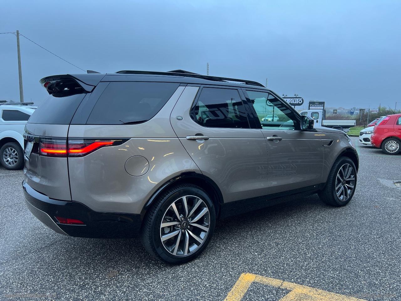 LAND ROVER Discovery 3.0D I6 249CV R-Dyn. SE 7 POSTI