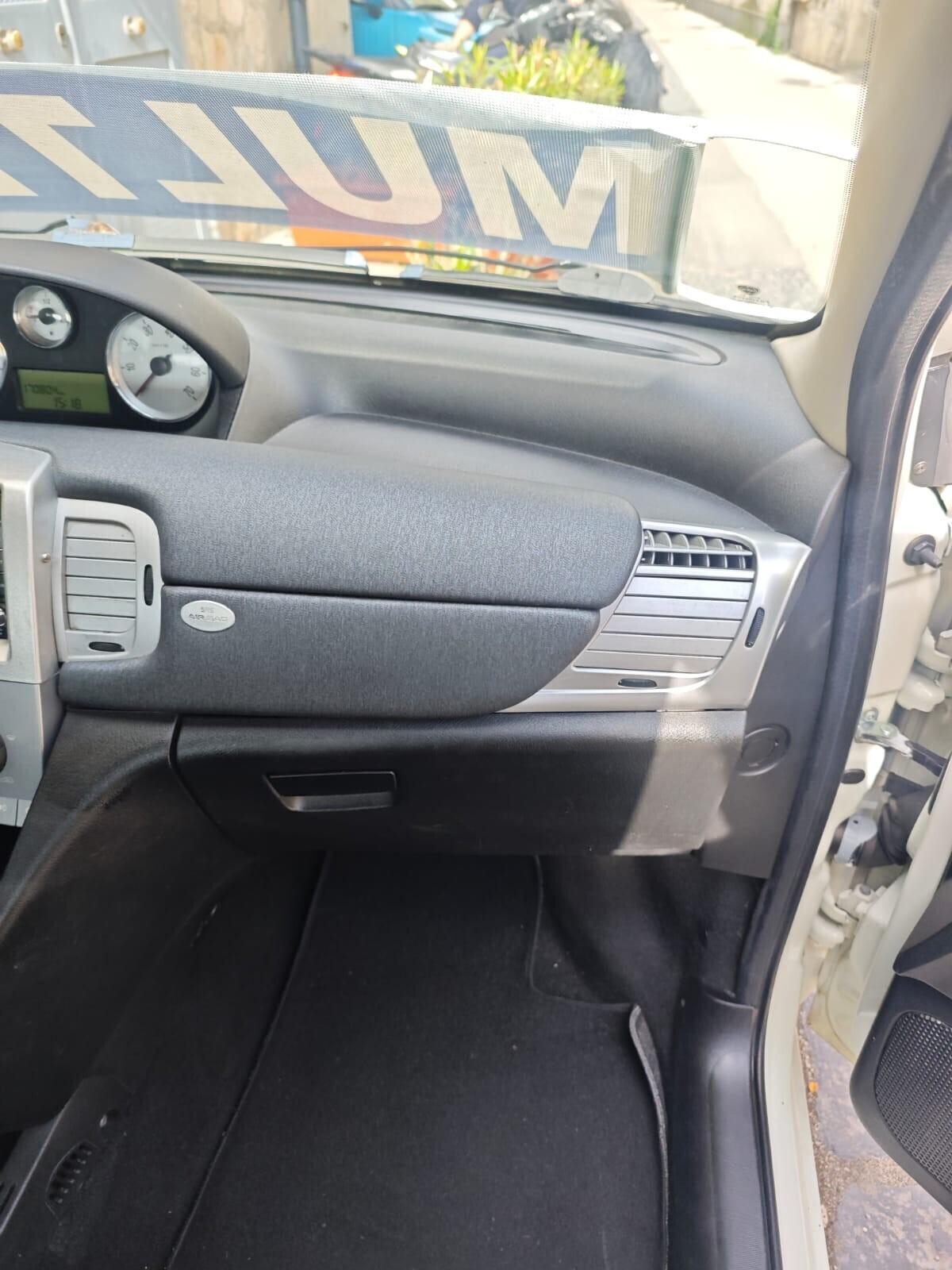 Lancia Ypsilon 1.3 MJT 75 CV Versus