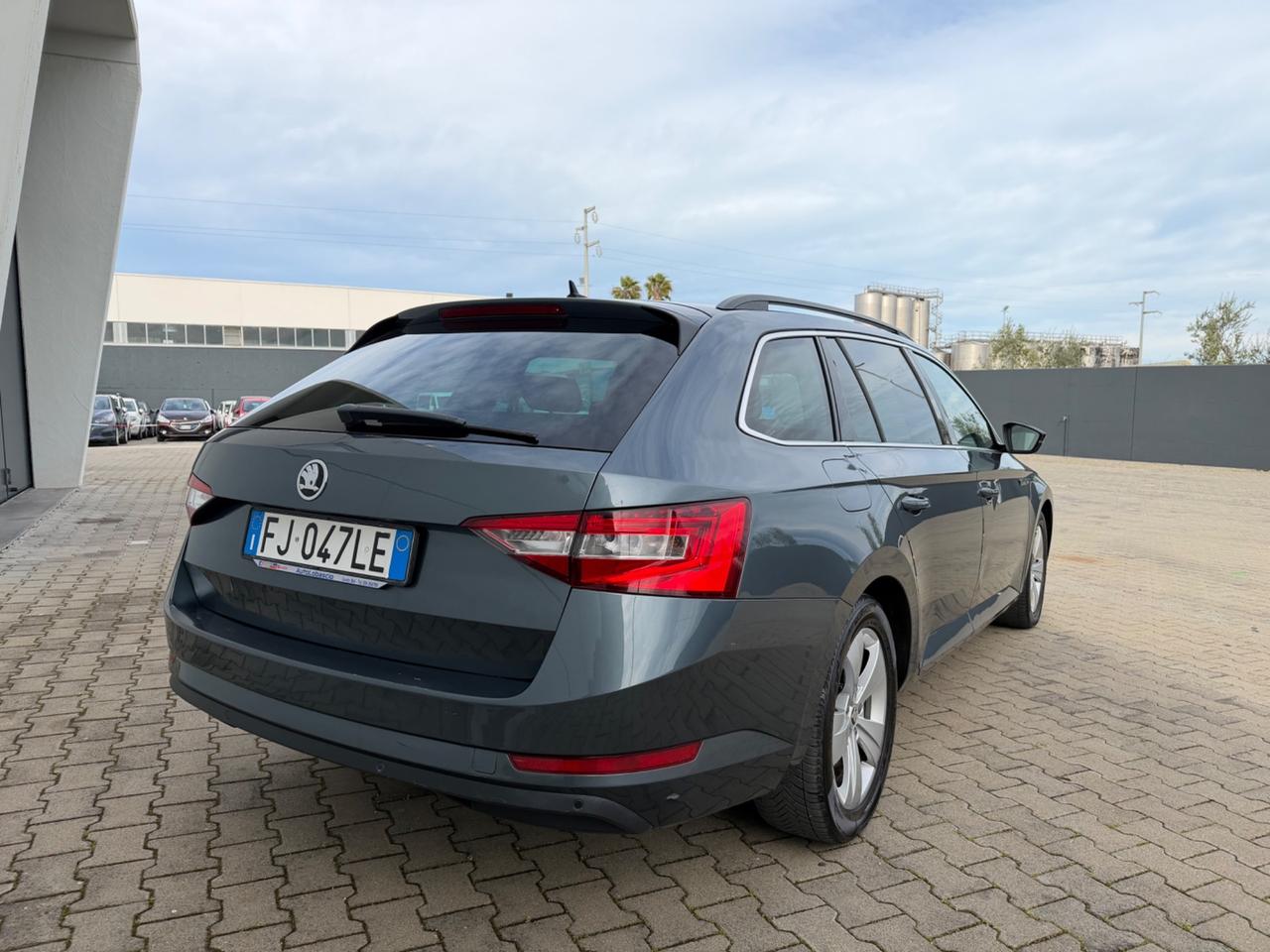 Skoda Superb 2.0 TDI DSG Wagon Style