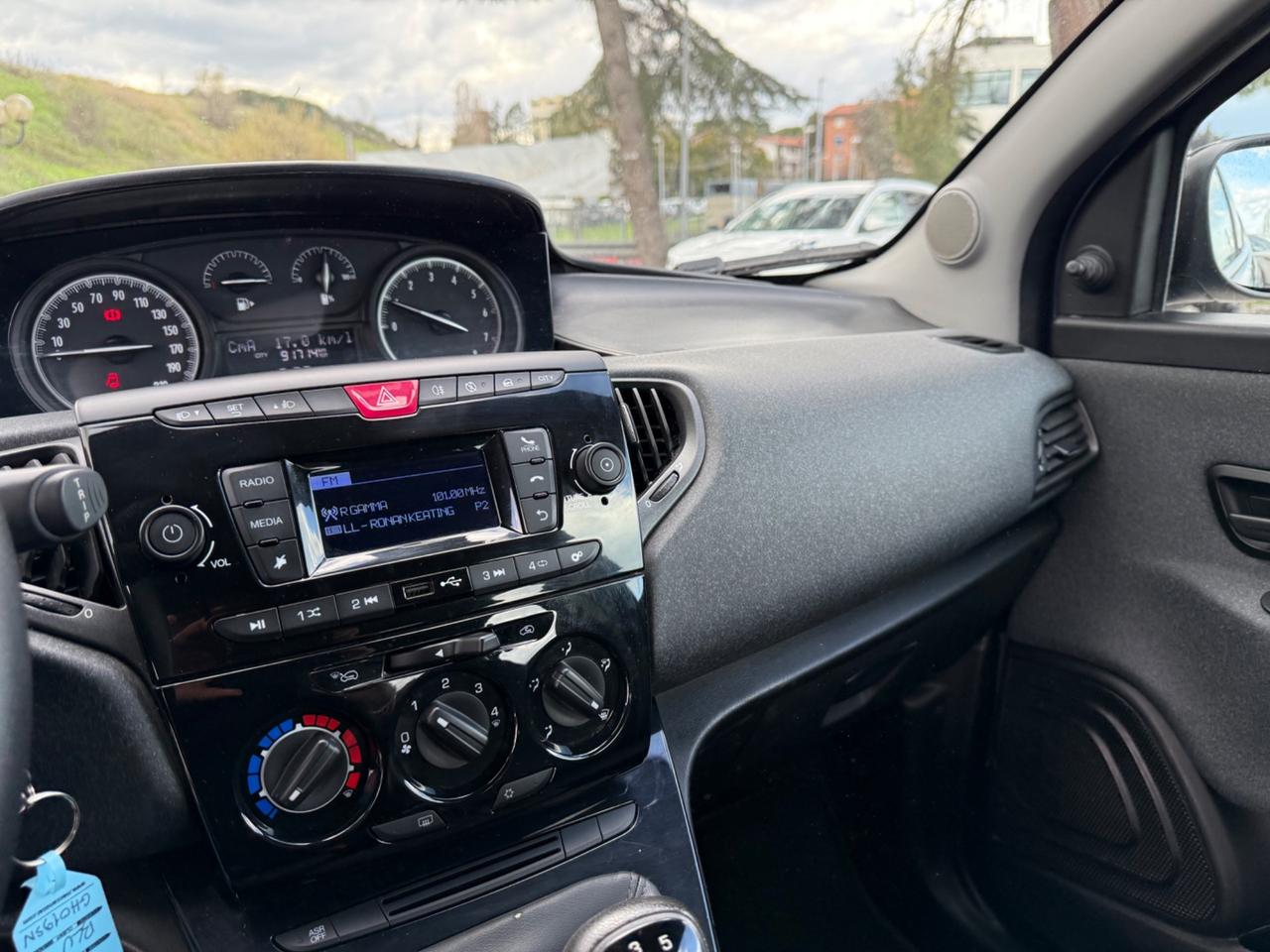 Lancia Ypsilon 1.0 FireFly 5 porte S&S Hybrid Ecochic Silver