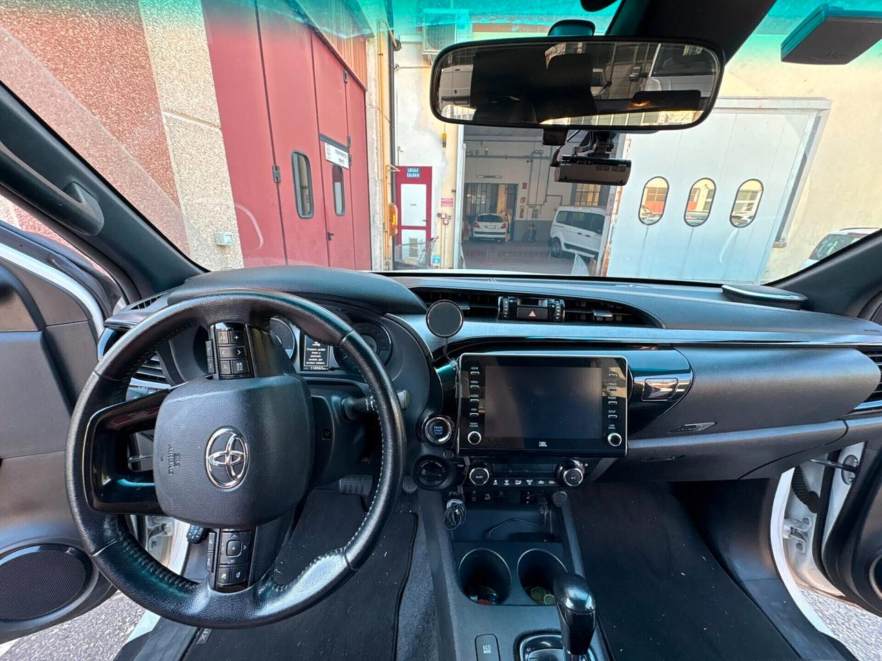 Toyota Hilux 2.4 D-4D A/T 4WD 4 porte Double Cab Invincible