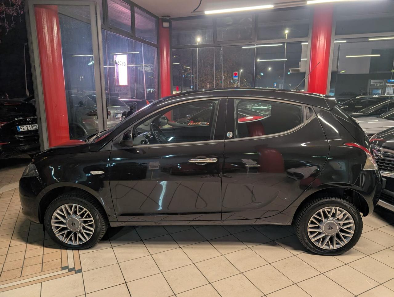 Lancia Ypsilon 0.9 TwinAir 85 CV 5 porte Metano
