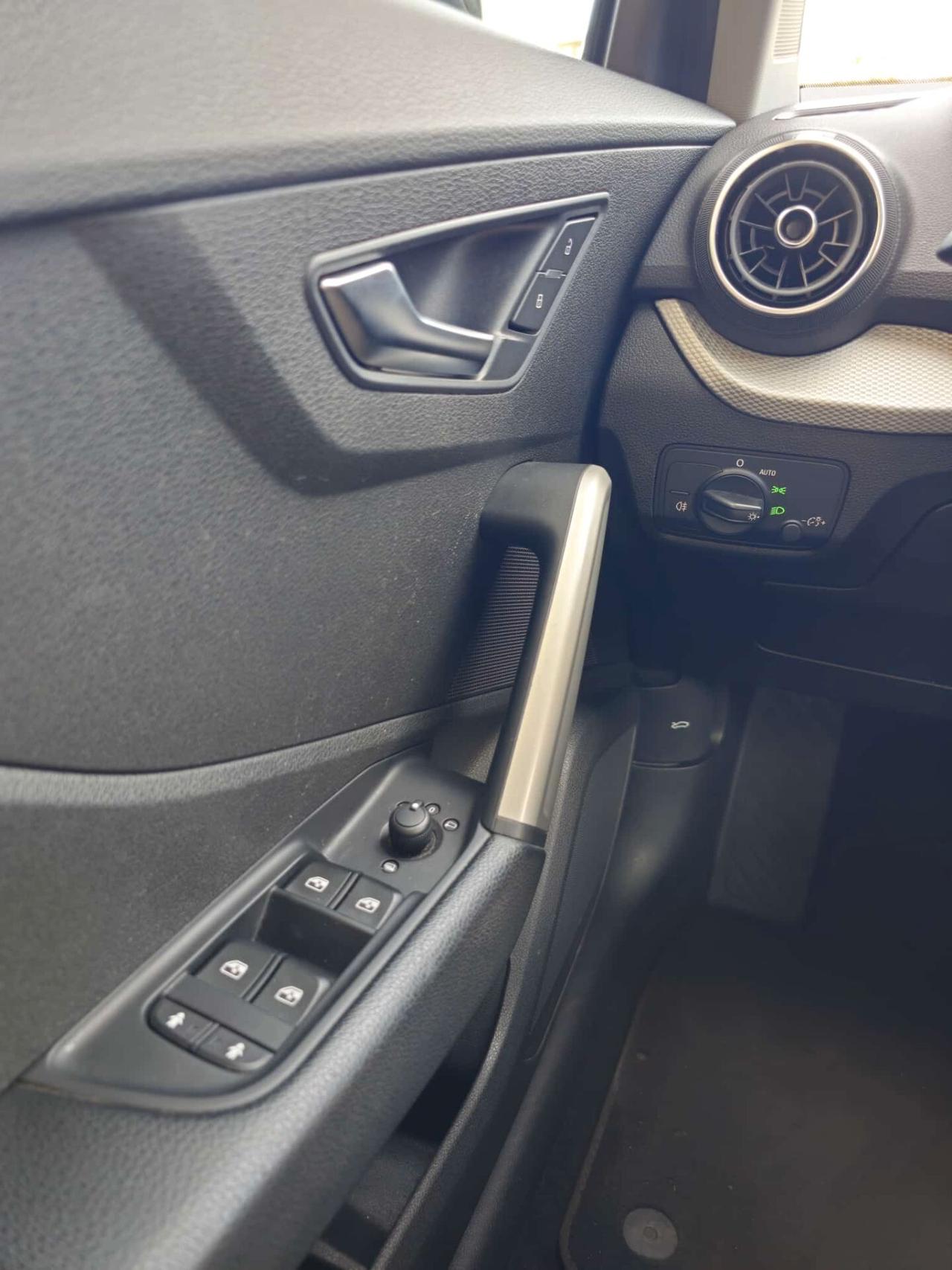 Audi Q2 30 TDI S tronic Business Advanced