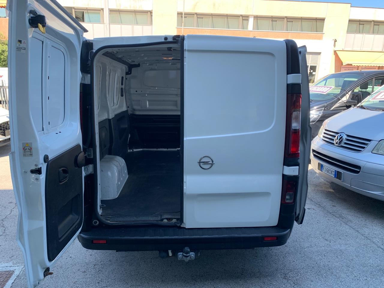 Opel Vivaro FURGONE L1H1 3 pt con Gancio Traino