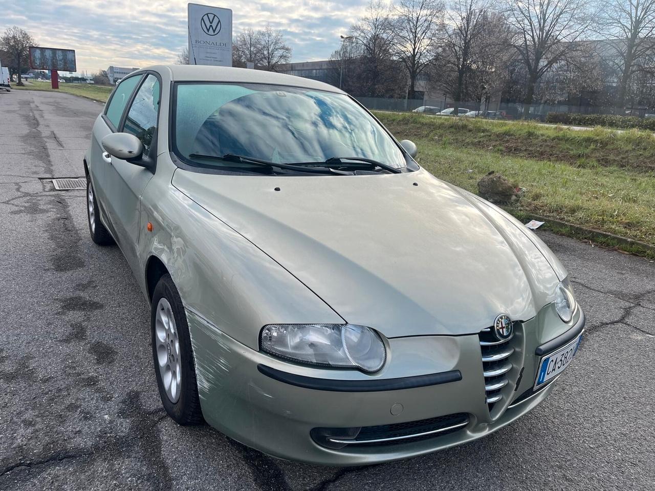 Alfa Romeo 147 1.6i 16V Twin Spark cat 5p. Distinctive