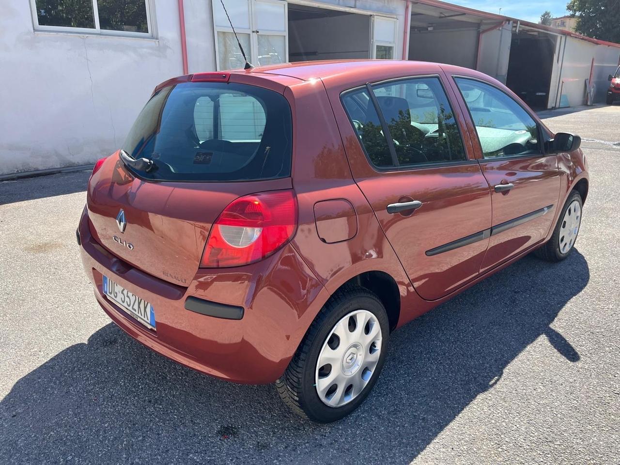 Renault clio 5P-1.2 benz - full -2007