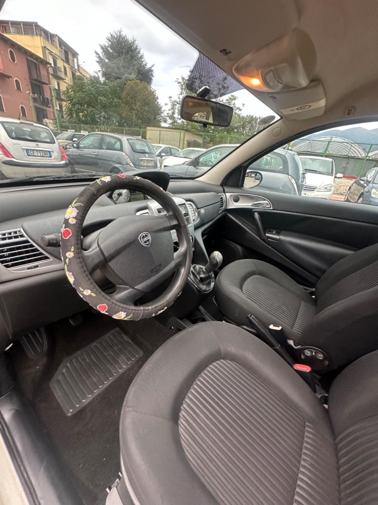 Lancia Ypsilon 1.3 MJT 75 CV Argento