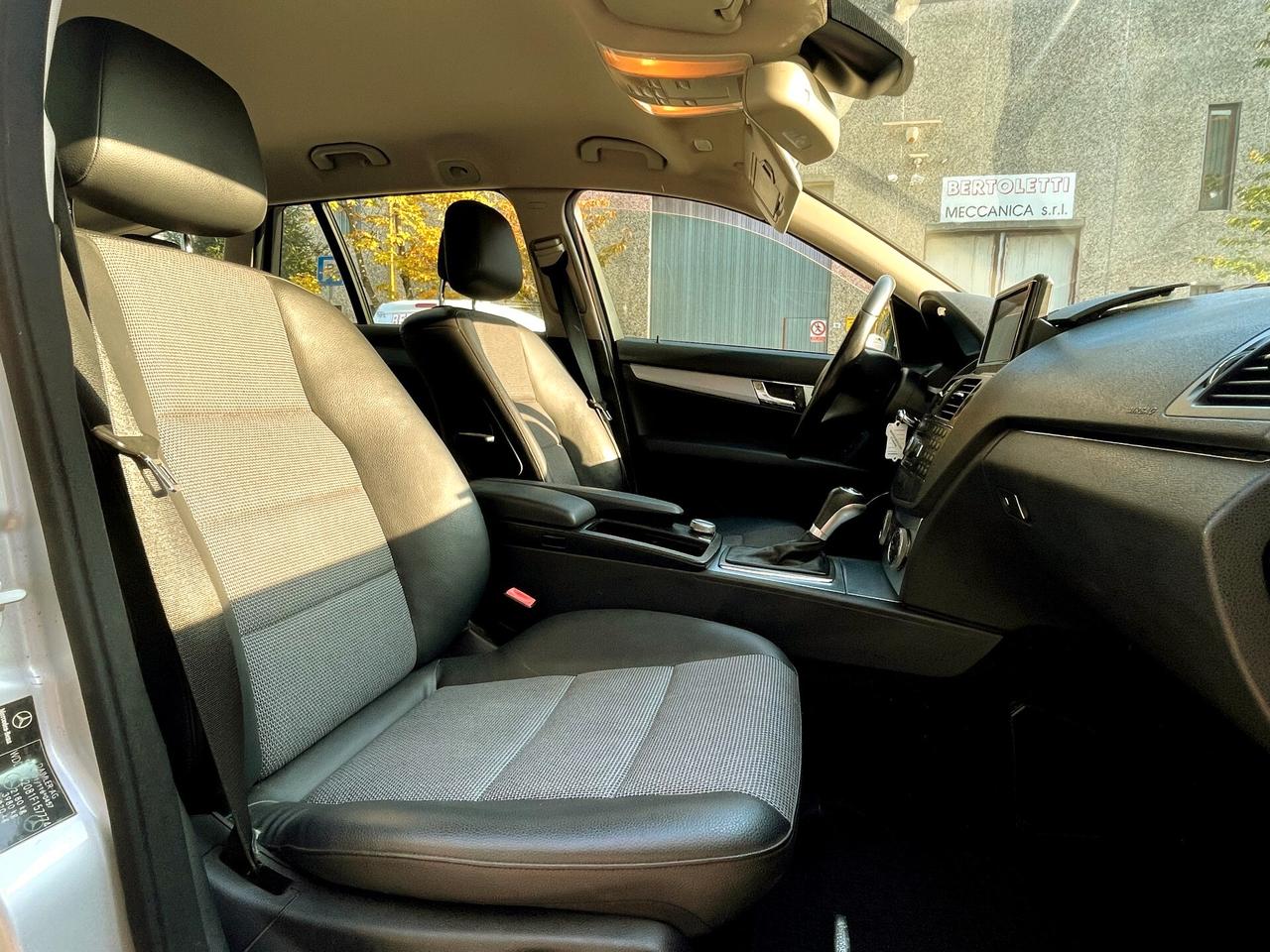 MERCEDES C220d aut.-AVANTGARDE-Pelle.Navi-FULL