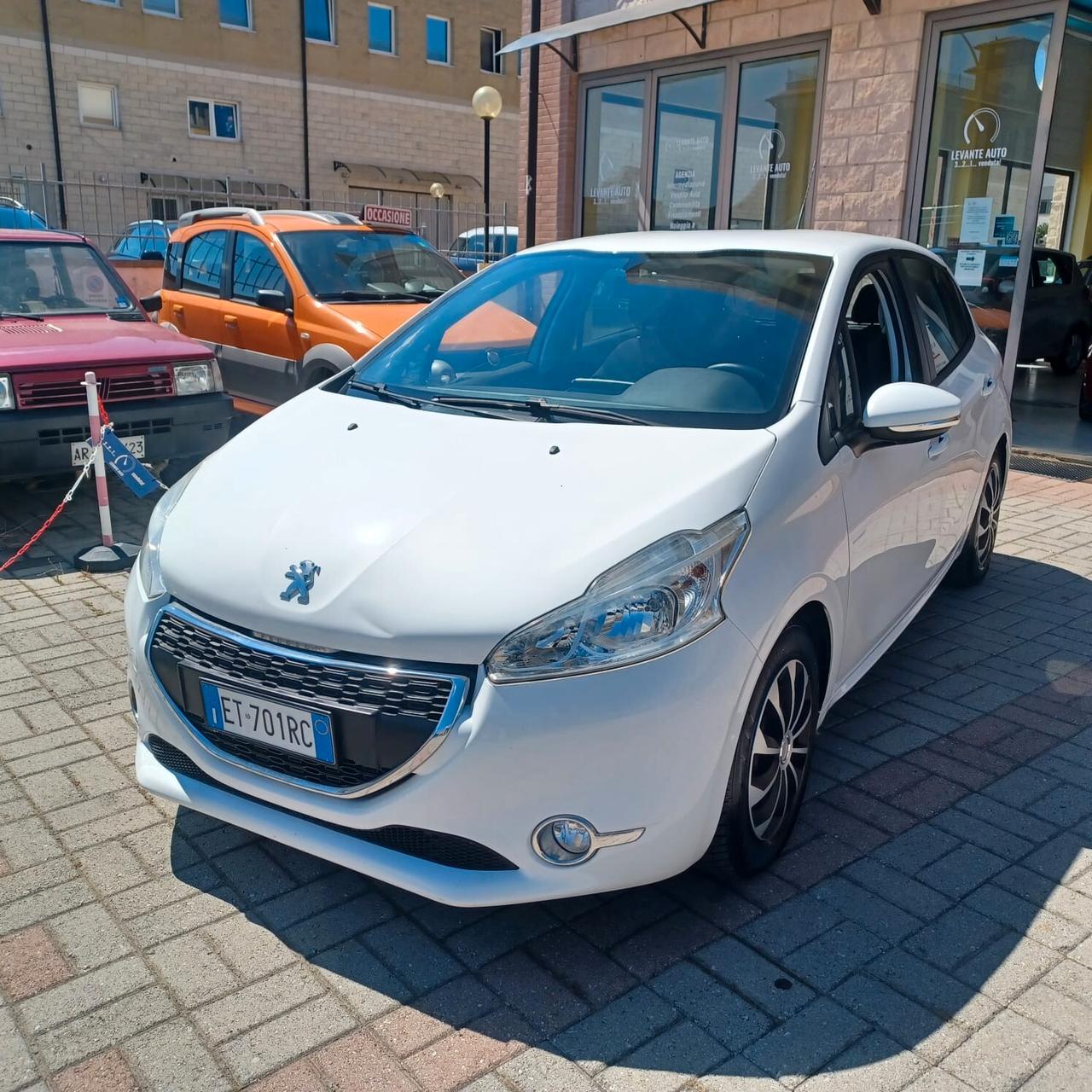 SEMBRA NUOVA PEUGEOT 208 1.4 GPL DI FABBRICA