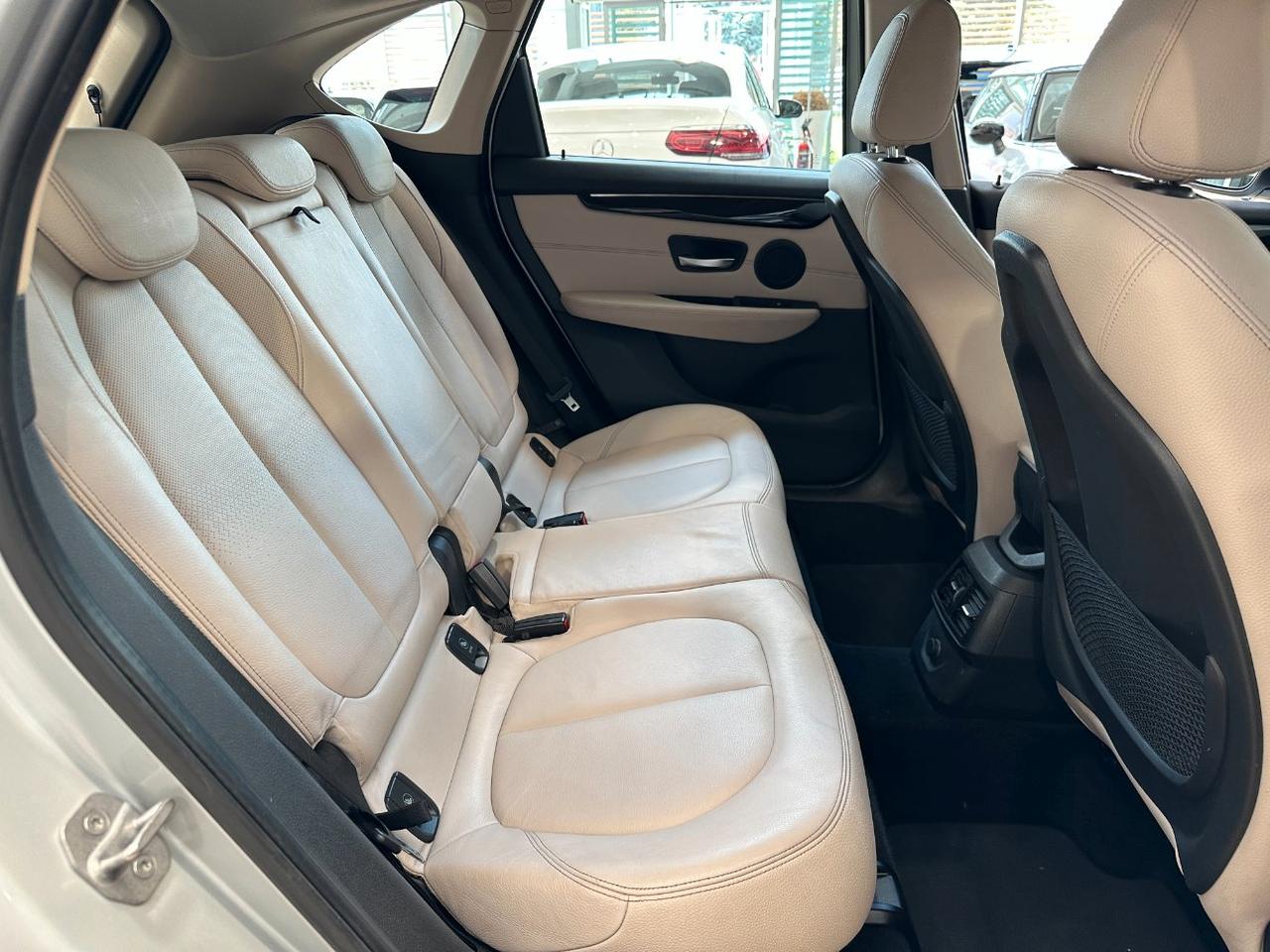 BMW 216 d Active Tourer Luxury Auto - LED - 17" - Pelle - Navi