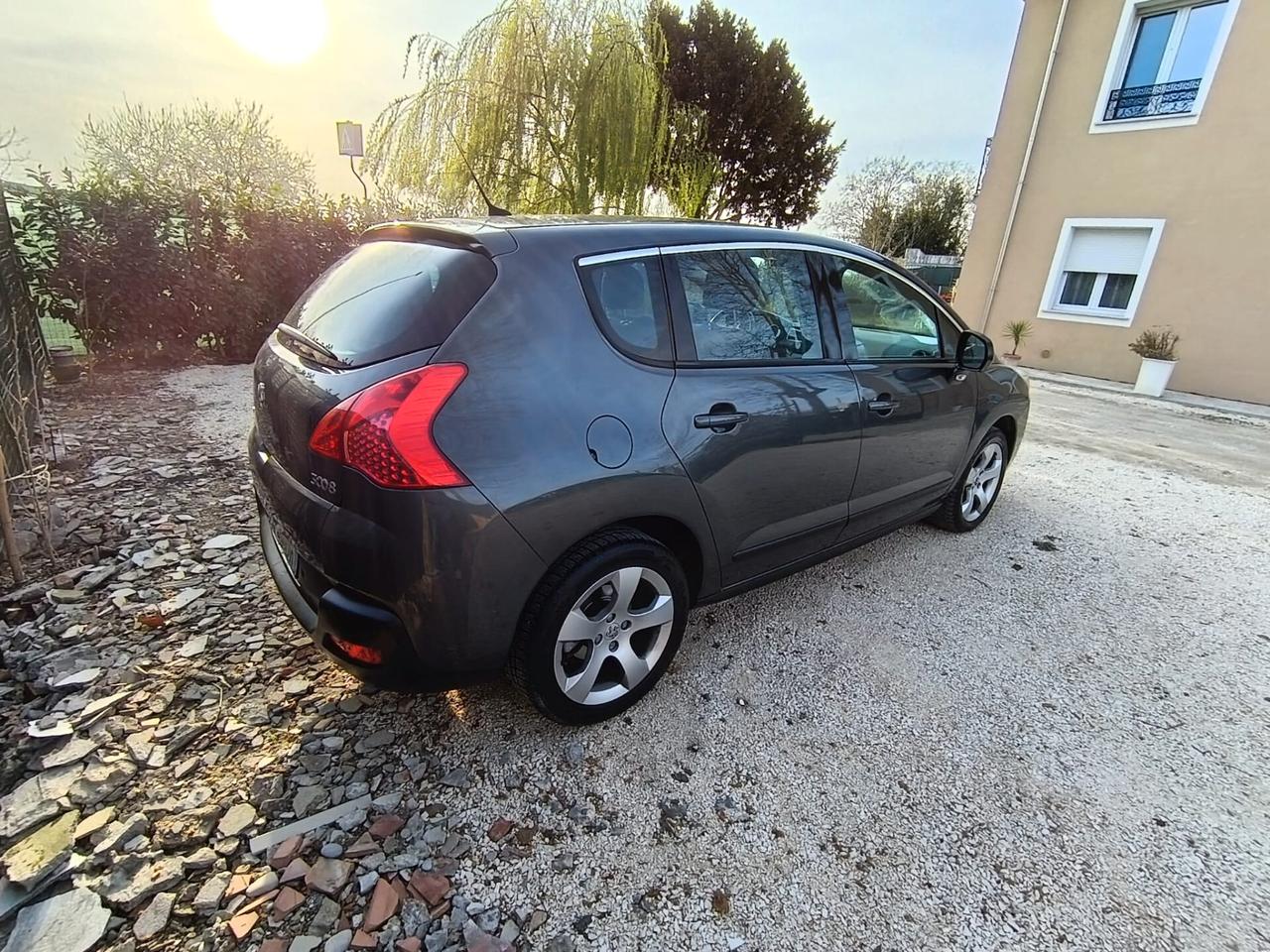 Peugeot 3008 1.6 HDi 110CV cambio robotizzato Premium