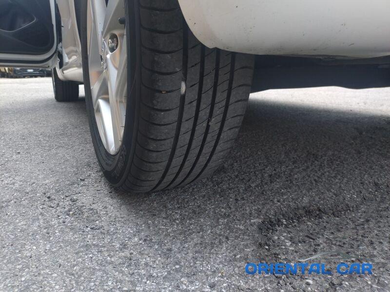 Hyundai i10 i10 1.0 TECH + CONNECT PACK + SENSORI DI POSTEGGIO + VETRI OSCURATI + TRENO DI GOMME INVERNALI