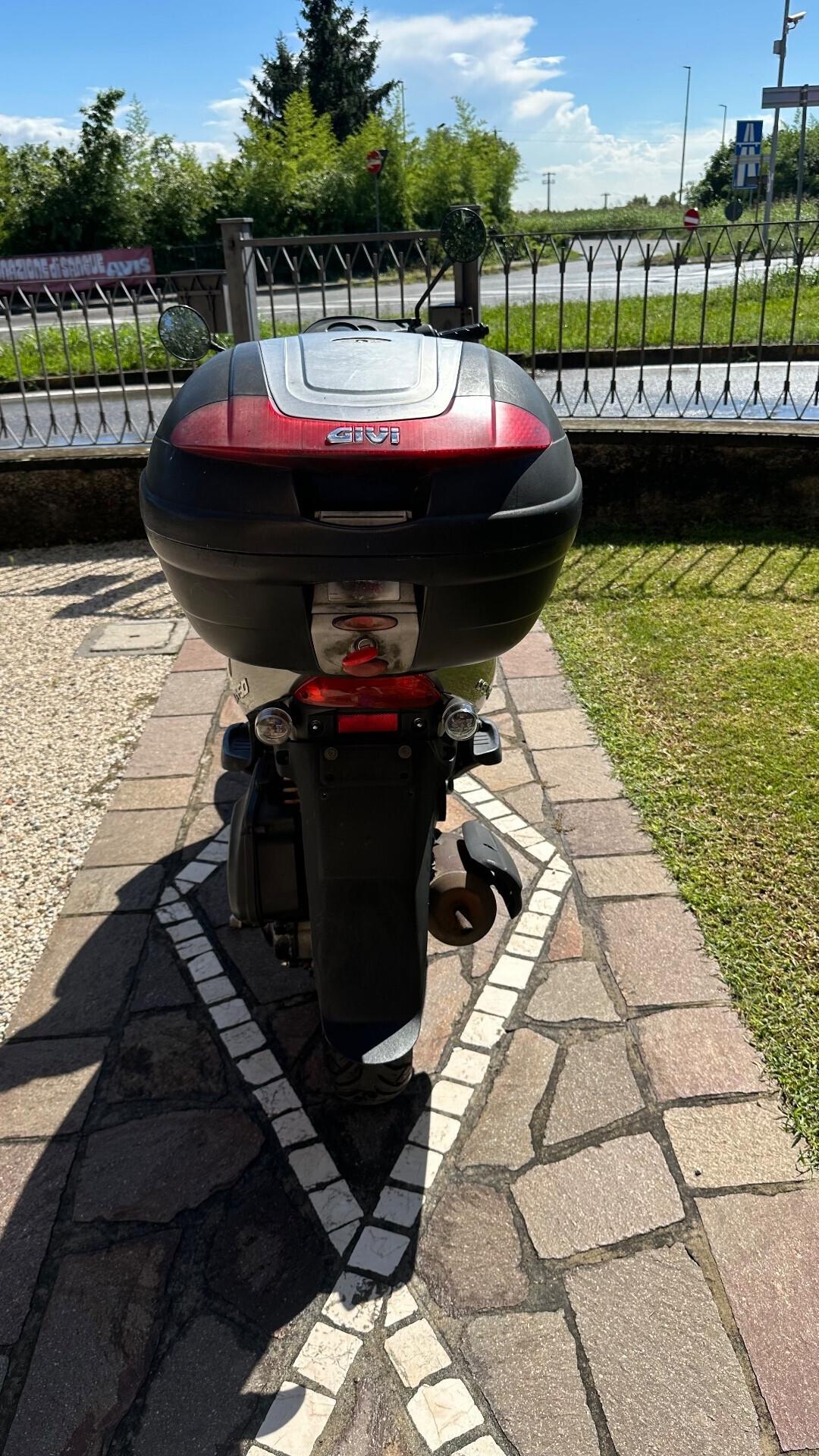 Kymco Agility 50 R12 con bauletto post
