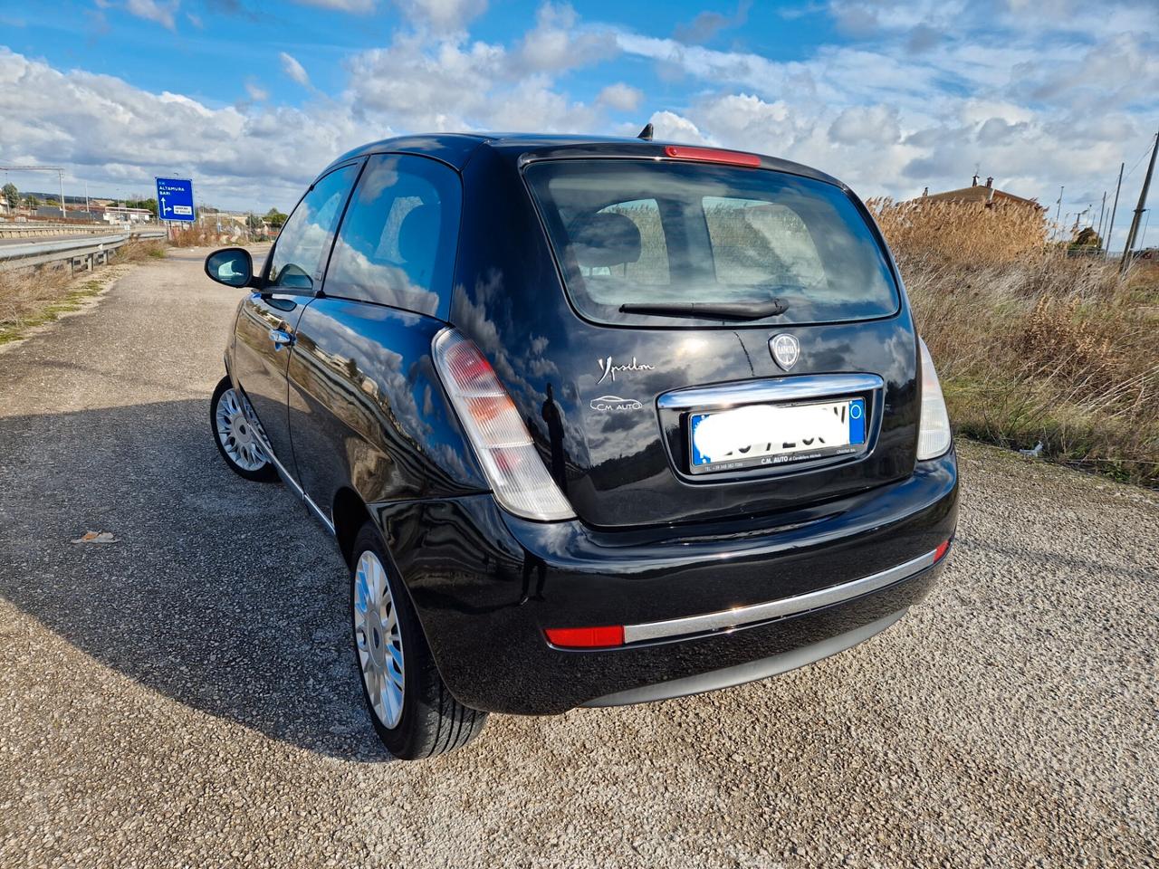 Lancia Ypsilon 1.3 MJT 75 CV Unyca