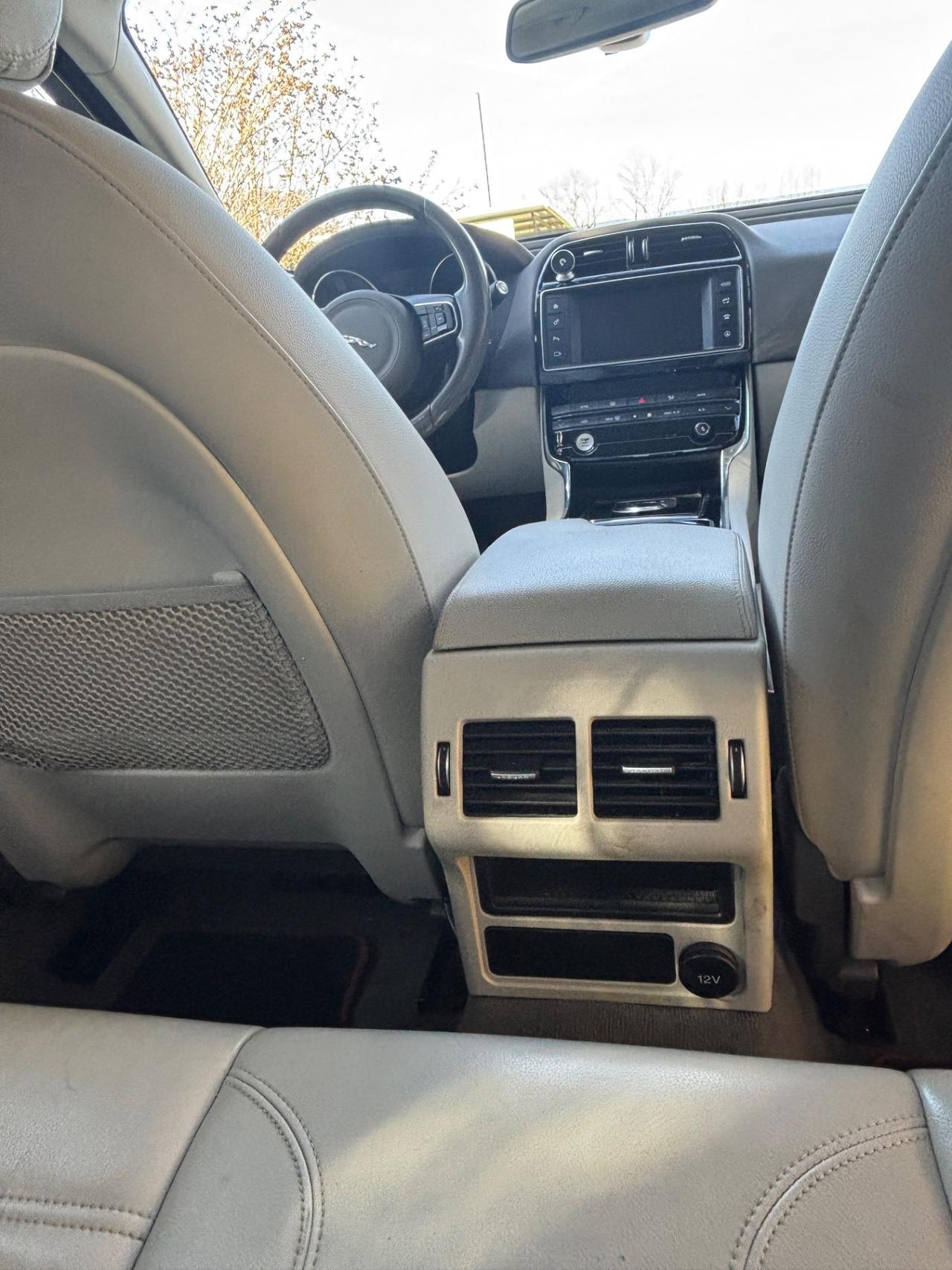 Jaguar XE 2.0 D Turbo R-Sport