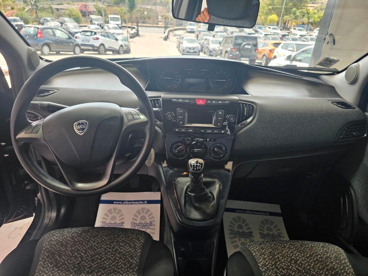 Lancia Ypsilon 1.0 firefly hybrid Silver s&s 70cv 5p.ti