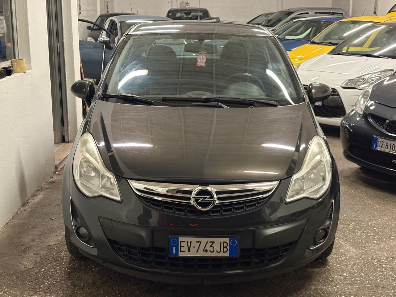 Opel Corsa 1.2 3 porte b-color
