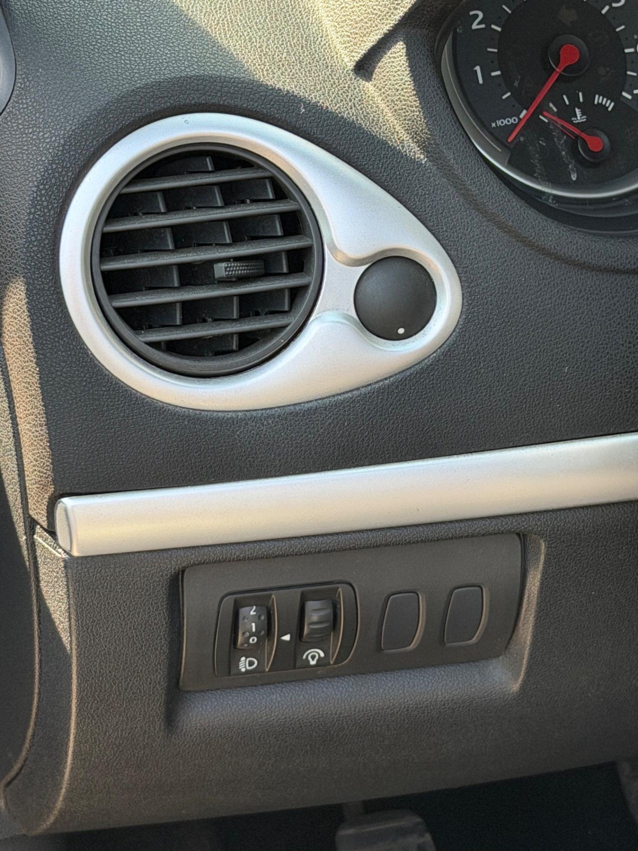 Renault Clio 1.2 16V 3 porte - Neopatentati-Motore perfetto